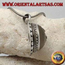 Pendentif en argent avec soleil creusé sur un cristal de roche rond et un contour de disquette