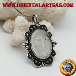 Colgante de plata con puesta de sol sobre cristal de roca ovalado y borde decorado