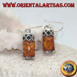 Orecchini in argento con ambra cabochon rettangolare e argento con tre rombi traforati sopra