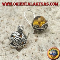 Boucles d'oreilles en argent avec sphère d'ambre naturelle entre les feuilles
