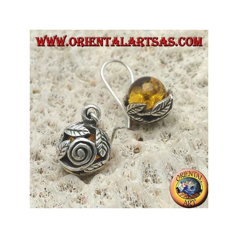 Boucles d'oreilles en argent avec sphère d'ambre naturelle entre les feuilles