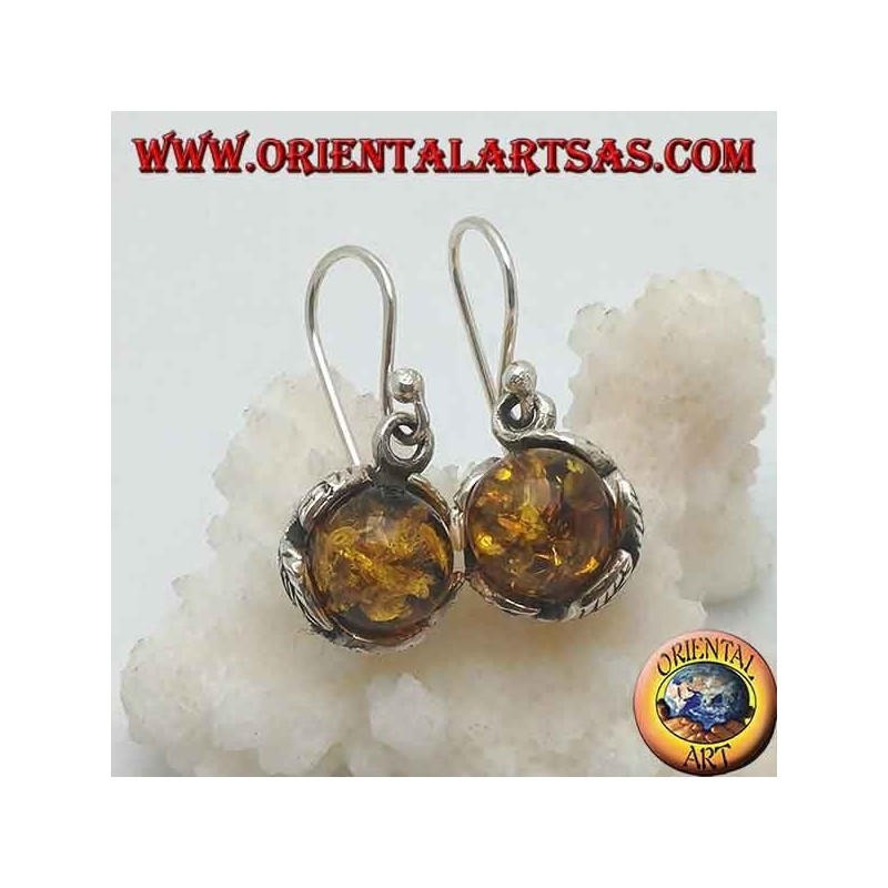Boucles d'oreilles en argent avec sphère d'ambre naturelle entre les feuilles