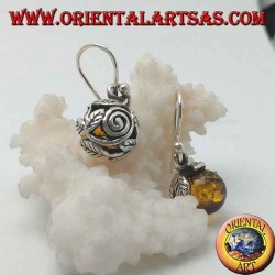 Boucles d'oreilles en argent avec sphère d'ambre naturelle entre les feuilles