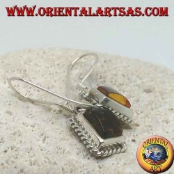 Pendientes de plata con ámbar rectangular enmarcado por un tejido.