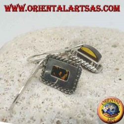 Pendientes de plata con ámbar rectangular enmarcado por un tejido.