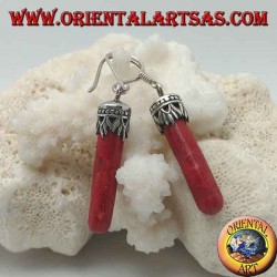 Boucles d'oreilles en argent avec un cylindre de madrepora rouge (corail) attaché à une couronne décorée