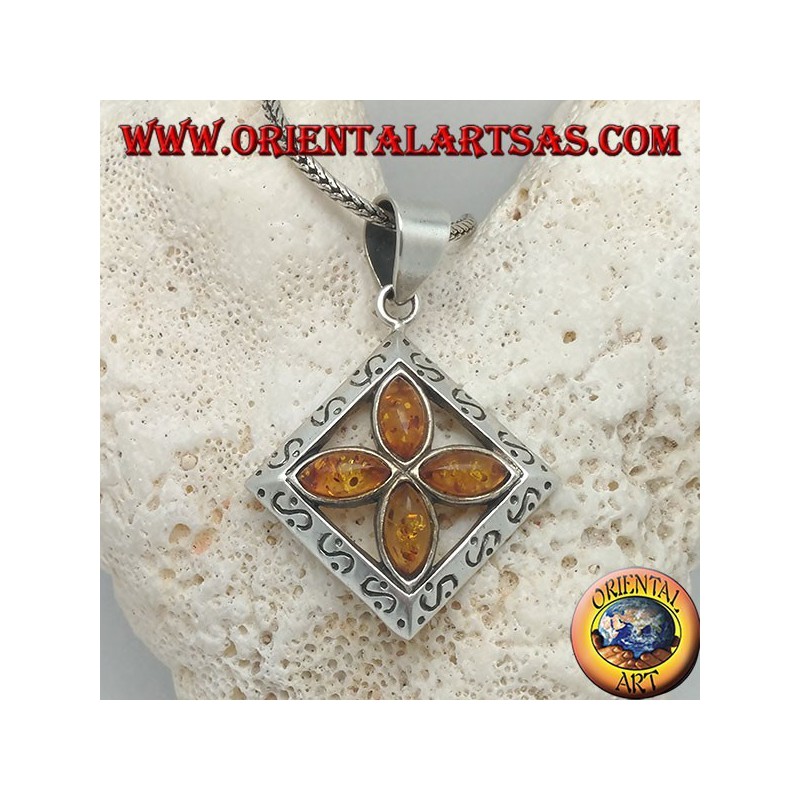 Pendentif croix en argent de 4 ambres de navette naturelles dans un carré gravé