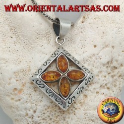 Pendentif croix en argent de 4 ambres de navette naturelles dans un carré gravé