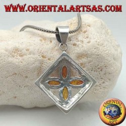 Pendentif croix en argent de 4 ambres de navette naturelles dans un carré gravé