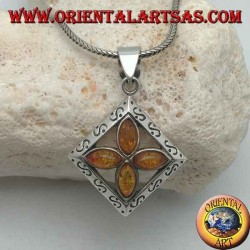 Pendentif croix en argent de 4 ambres de navette naturelles dans un carré gravé
