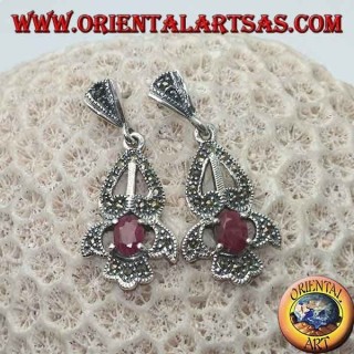 Orecchini in argento con rubino ovale naturale incastonato su montatura elegante traforata tempestata di marcassite