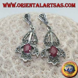 Boucles d'oreilles en argent avec rubis ovale naturel sur un élégant cadre perforé parsemé de marcassite