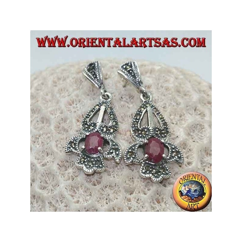 Pendientes de plata con rubí ovalado natural engastados en un elegante marco perforado con marcasita.
