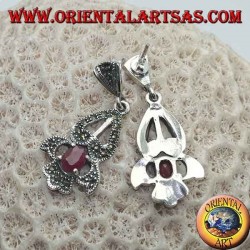 Boucles d'oreilles en argent avec rubis ovale naturel sur un élégant cadre perforé parsemé de marcassite