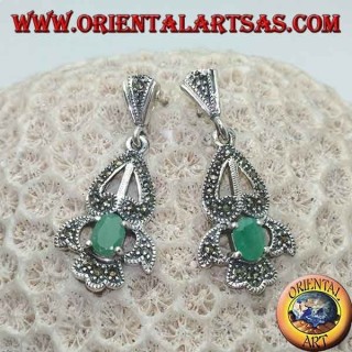 Boucles d'oreilles en argent avec émeraude ovale naturelle sur un élégant cadre ajouré parsemé de marcassite