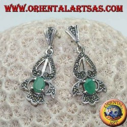 Pendientes de plata con esmeralda ovalada natural engastados en un elegante marco calado tachonado de marcasita.