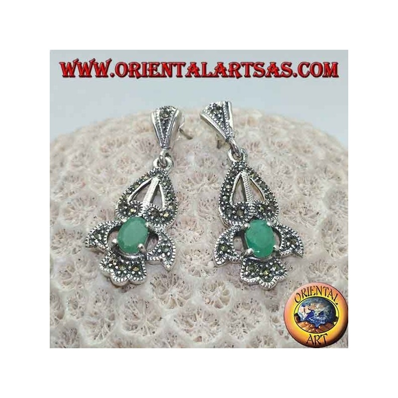 Boucles d'oreilles en argent avec émeraude ovale naturelle sur un élégant cadre ajouré parsemé de marcassite