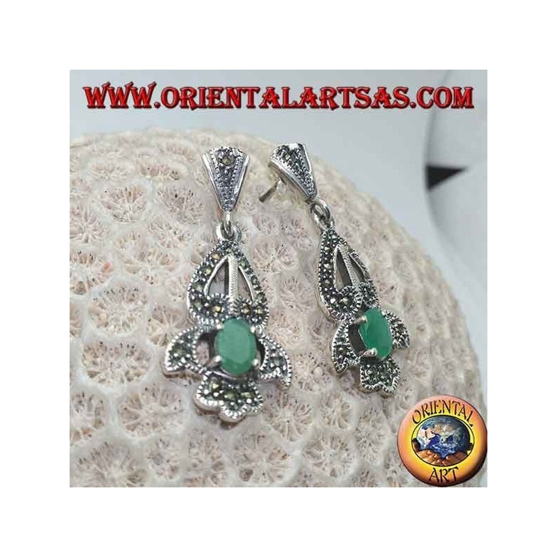 Pendientes de plata con esmeralda ovalada natural engastados en un elegante marco calado tachonado de marcasita.