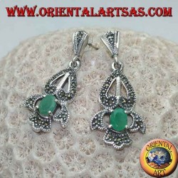 Boucles d'oreilles en argent avec émeraude ovale naturelle sur un élégant cadre ajouré parsemé de marcassite