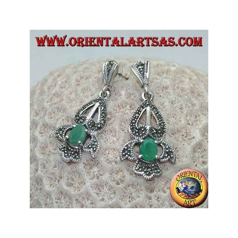 Pendientes de plata con esmeralda ovalada natural engastados en un elegante marco calado tachonado de marcasita.