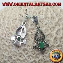 Pendientes de plata con esmeralda ovalada natural engastados en un elegante marco calado tachonado de marcasita.
