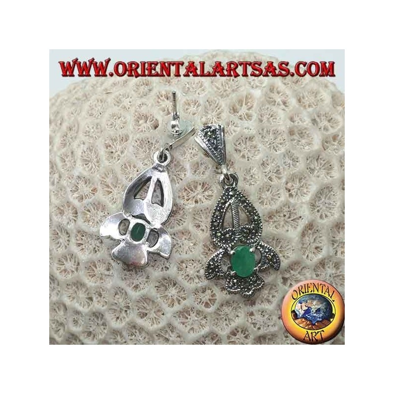 Pendientes de plata con esmeralda ovalada natural engastados en un elegante marco calado tachonado de marcasita.