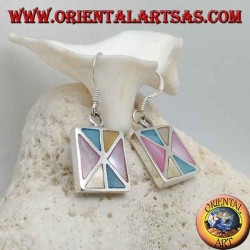 Pendientes rectangulares de plata con varios triángulos de nácar multicolor.
