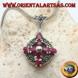 Pendentif en argent croix de rubis naturels sertie d'une boule au centre sur un cercle de marcassites