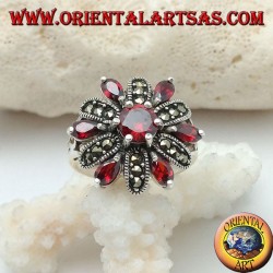 Anillo de flores de plata con 12 pétalos de granates y marcasita alterna y granate redondo central