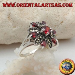 Anillo de flores de plata con 12 pétalos de granates y marcasita alterna y granate redondo central