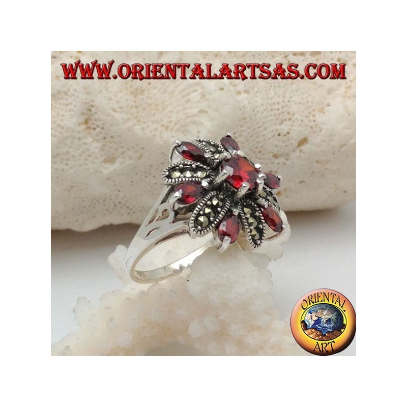 Anello in argento fiore a 12 petali di granati incastonati e marcassite alternati e granato tondo centrale