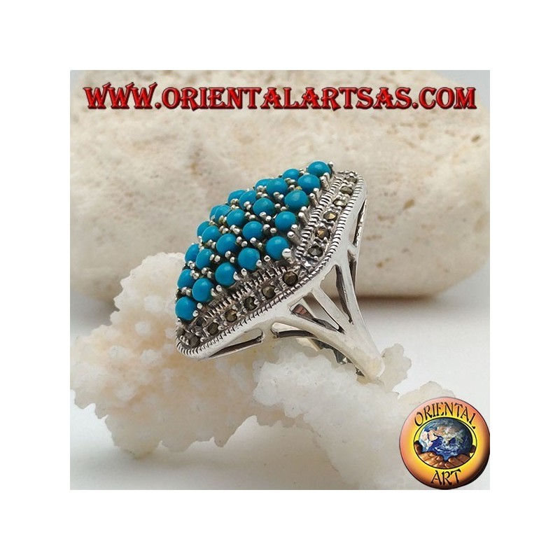 Bague en argent rhomboïde parsemée de boules turquoises sertie entourée d'une rangée de pierres de marcassite