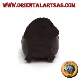 Escultura de un búho acurrucado en madera de ébano de 7 cm.