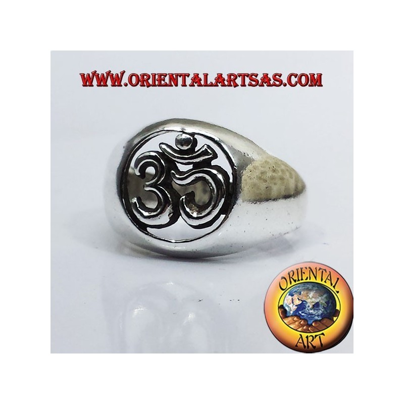 Om bague en argent percé d'argent