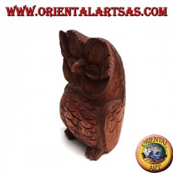Escultura del sabio búho sentado en madera de suar de 16 cm.