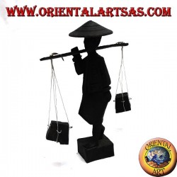 Sculpture d'un ancien coursier avec chapeau de paille et bâton avec des produits en bois d'ébène sur l'épaule