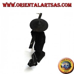 Sculpture d'un ancien coursier avec chapeau de paille et bâton avec des produits en bois d'ébène sur l'épaule
