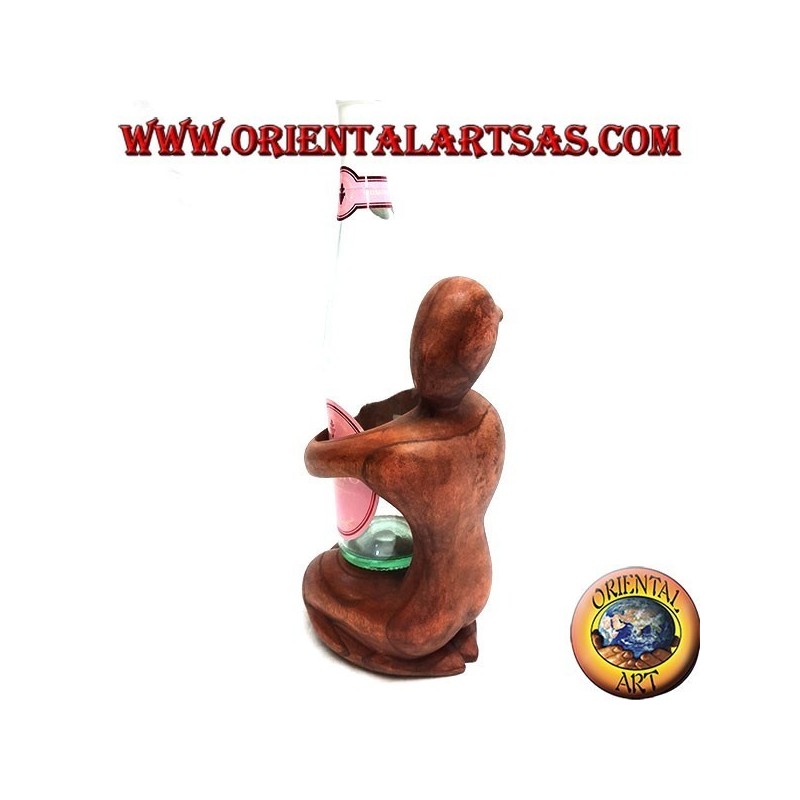 Portabottiglie scultura di una donna in ginocchio che abbraccia in legno di Suar