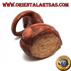 Portabotellas escultura de una mujer arrodillada abrazada en madera de Suar