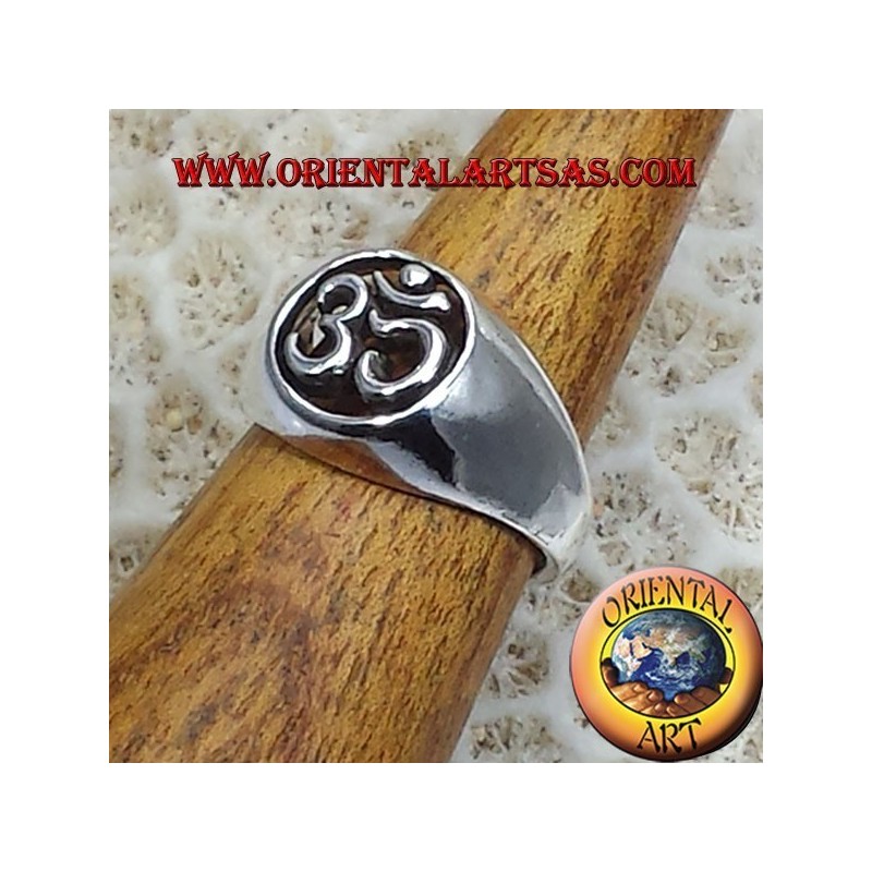 OM anillo de plata atravesado
