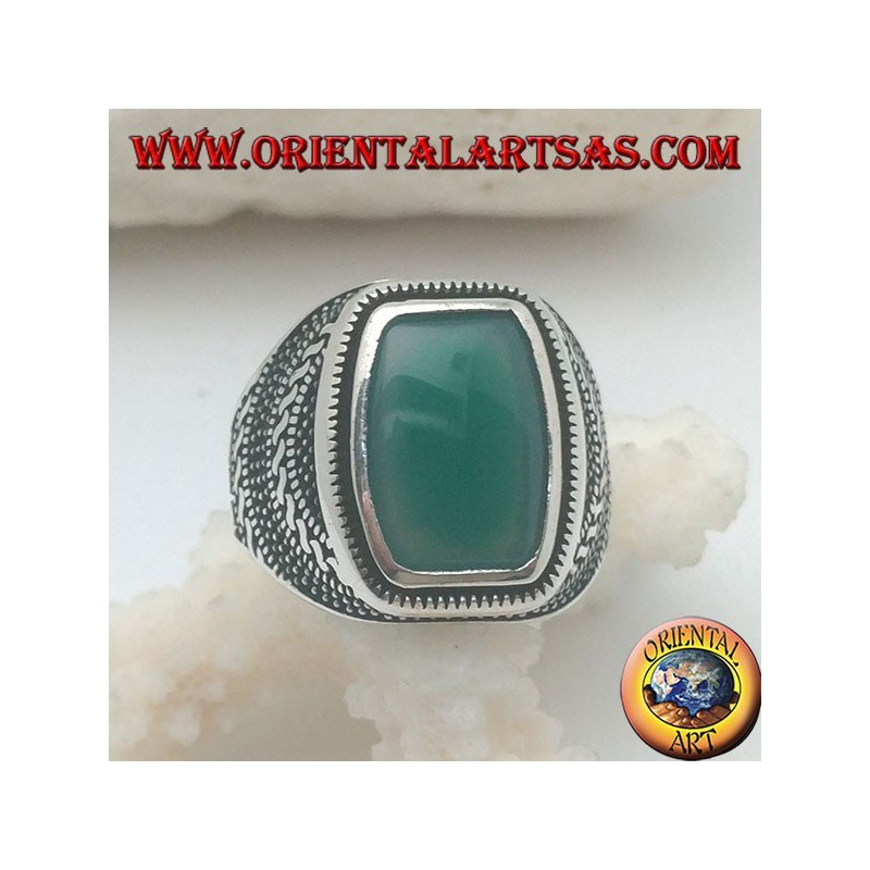 Anillo de plata con una ágata verde rectangular redondeada en una roseta de bolas y tejidos