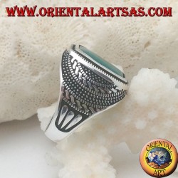 Anillo de plata con una ágata verde rectangular redondeada en una roseta de bolas y tejidos