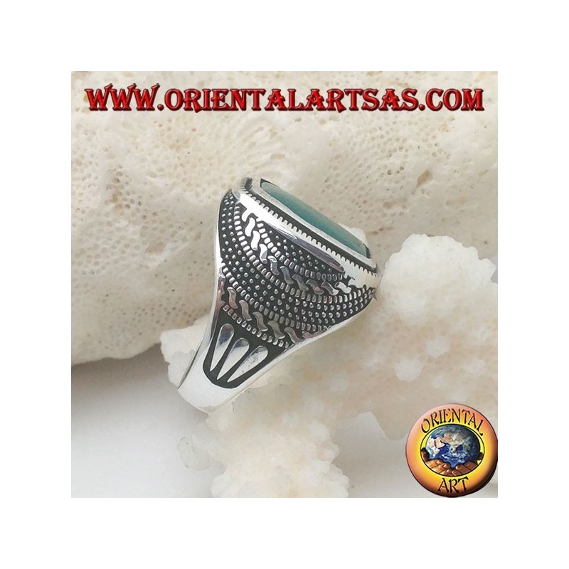 Anillo de plata con una ágata verde rectangular redondeada en una roseta de bolas y tejidos