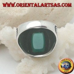 Anillo de plata con una ágata verde rectangular redondeada en una roseta de bolas y tejidos