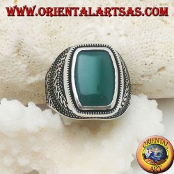 Anillo de plata con una ágata verde rectangular redondeada en una roseta de bolas y tejidos