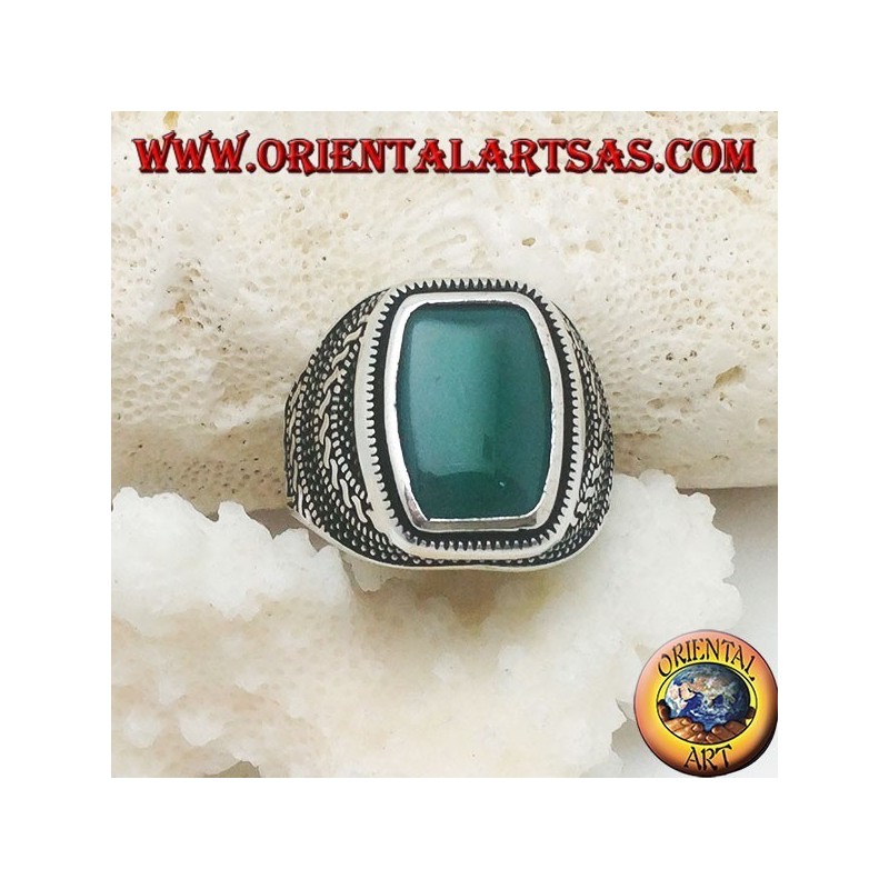 Anillo de plata con una ágata verde rectangular redondeada en una roseta de bolas y tejidos