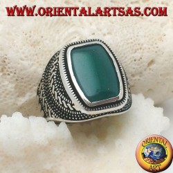 Anillo de plata con una ágata verde rectangular redondeada en una roseta de bolas y tejidos