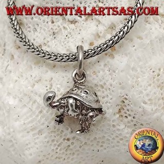 Petit pendentif en argent tortue en trois dimensions avec des spirales sur la coquille