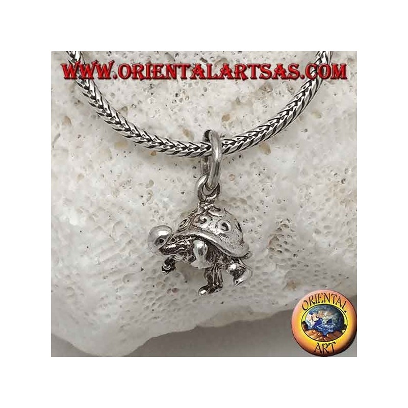 Petit pendentif en argent tortue en trois dimensions avec des spirales sur la coquille