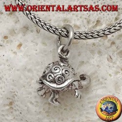 Petit pendentif en argent tortue en trois dimensions avec des spirales sur la coquille